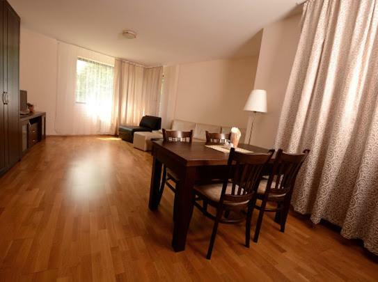 Апартамент Pravets Resort Apartments Правец